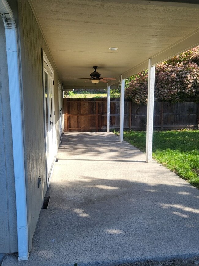 Building Photo - 3 bed 2 bathHome for Rent in Grants Pass