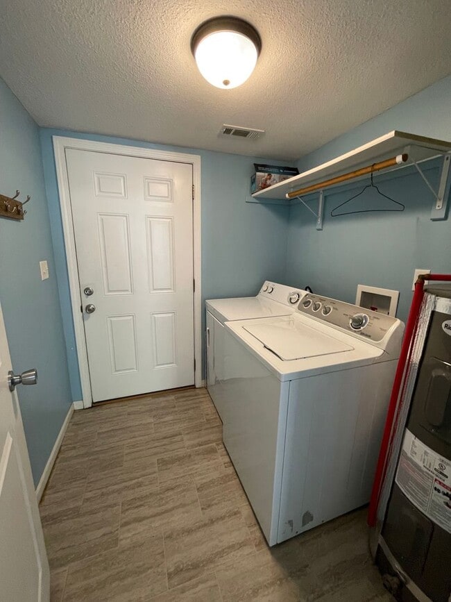 Building Photo - Charming 2 bed 1 bath home
