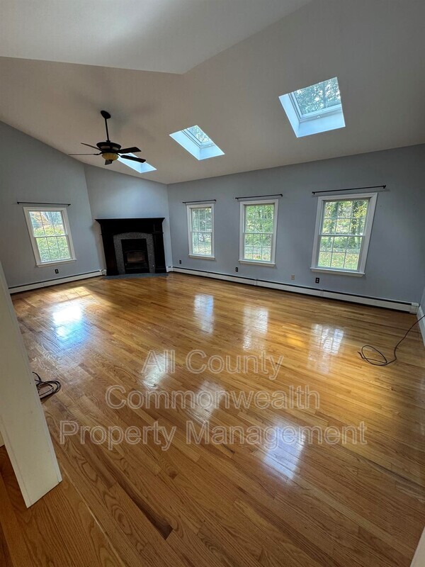 Building Photo - 49 Hoppin Hill Ave