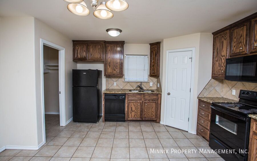 Building Photo - 9910 Weatherford Ave