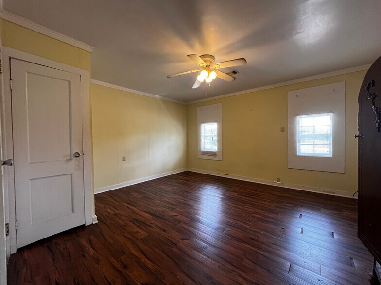 Building Photo - 305 Lawrence St