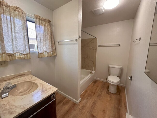 Building Photo - Upstairs 2 bed, 1 bath Apartment