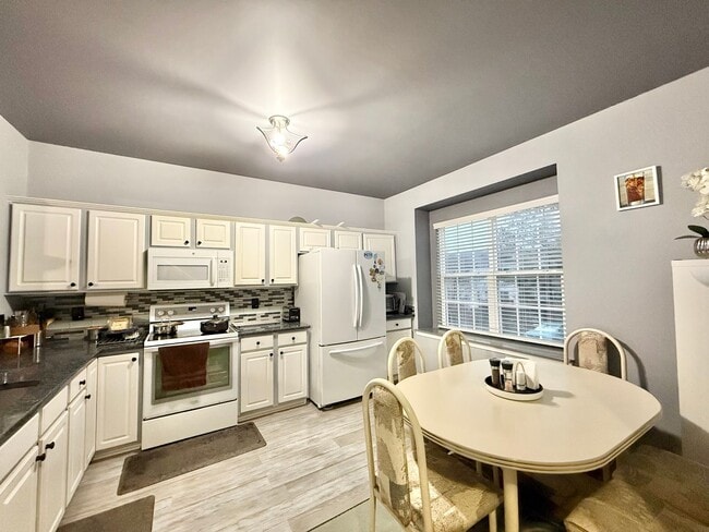 Building Photo - Stunning 3BD, 4BA Morrisville Townhome in an HOA Community with Premier Amenities & Near RDU Airp...