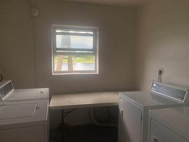 Building Photo - 2801 N Palm Aire Dr