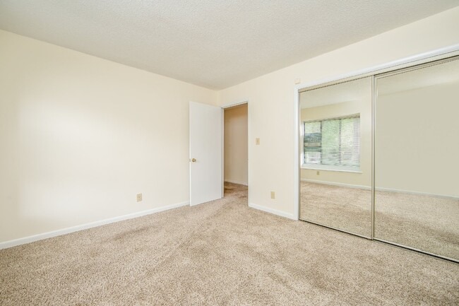 Building Photo - COMING SOON! Cozy 2bd/2ba Townhome Nest in Watersedge