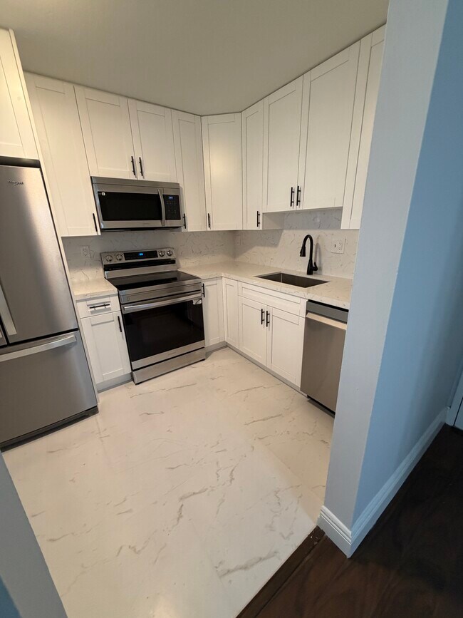 Building Photo - 1865 Brickell Ave