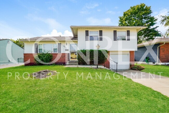 Primary Photo - Beautiful 3 Bedroom Multi Level Home in Co...