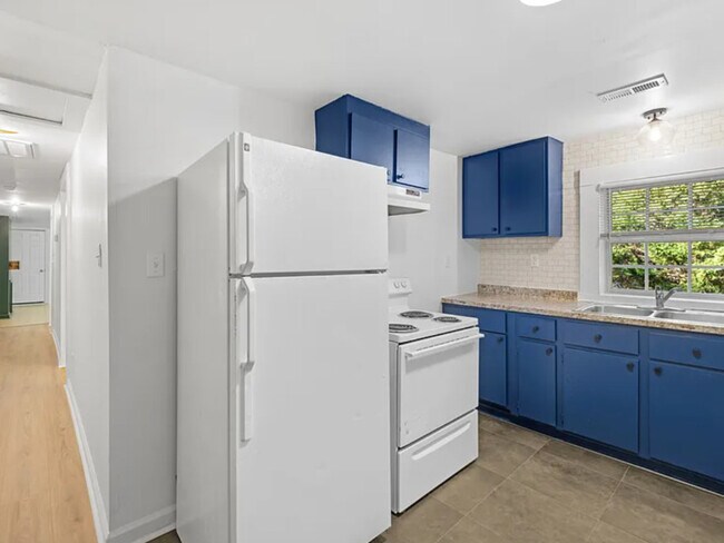 Building Photo - 532 E Iredell Ave