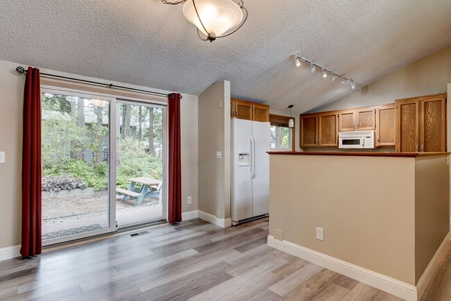 Building Photo - Cozy 4 Bed 3 Bath Home Center of Oak Harbor