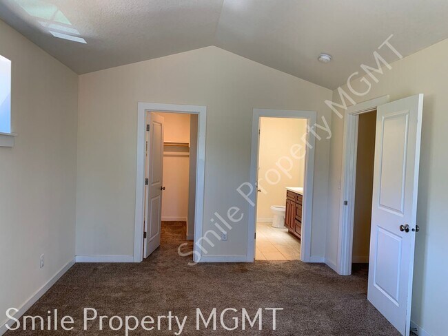 Building Photo - single house
