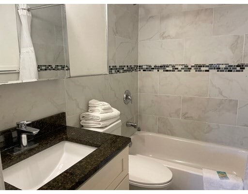 Building Photo - 358 Main St