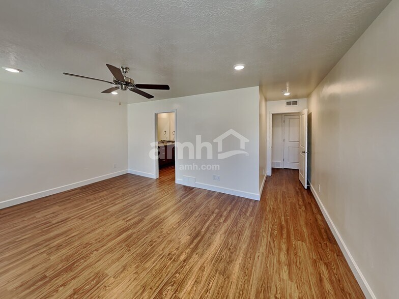 Building Photo - 2054 E Silverado Ln