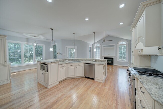 Building Photo - 14535 Honeysuckle Way