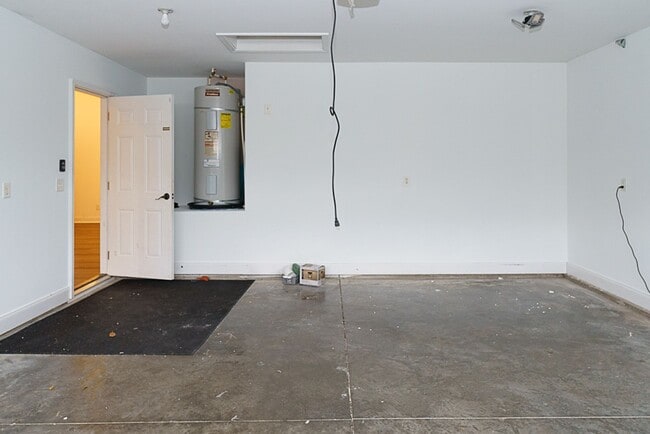 Building Photo - Three Bedroom House with Gated Backyard