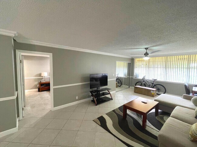 Building Photo - 2805 SW 22nd Ave