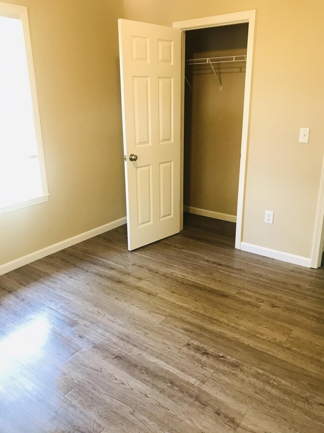 Building Photo - 1515 N Western Ave