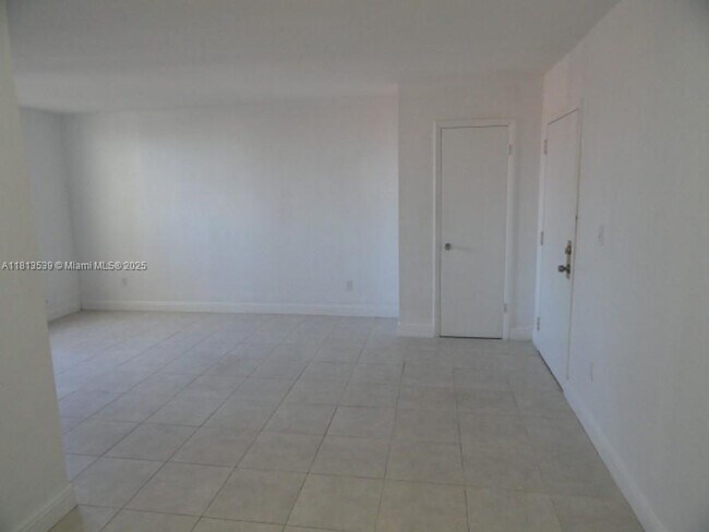 Building Photo - 1825 W 56th St