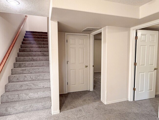 Building Photo - 3200 Lorian Ln SE