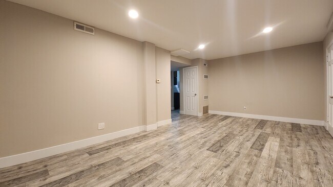Building Photo - 7512 Cromwell Dr