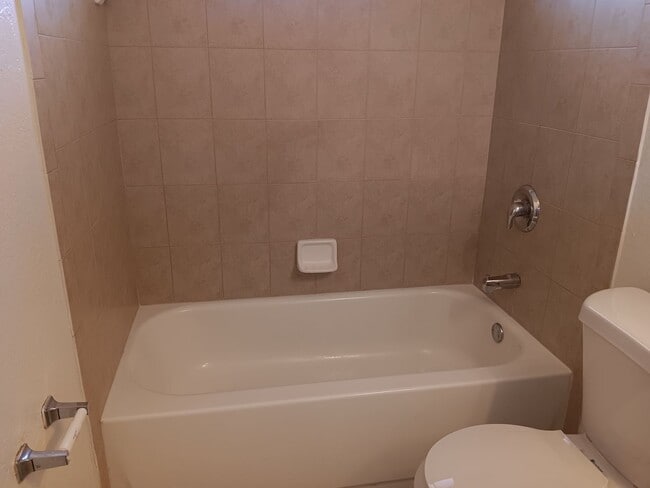 Building Photo - 3 BED 2 BATH DUPLEX FOR RENT