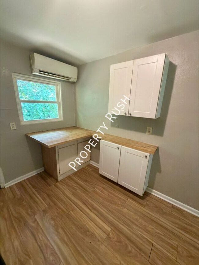 Building Photo - 708 W 47th St
