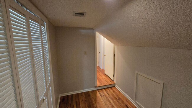 Building Photo - Beautiful Large home off of Mahan