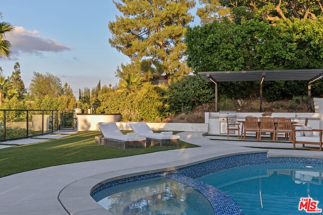 Building Photo - 18101 Green Meadow Dr