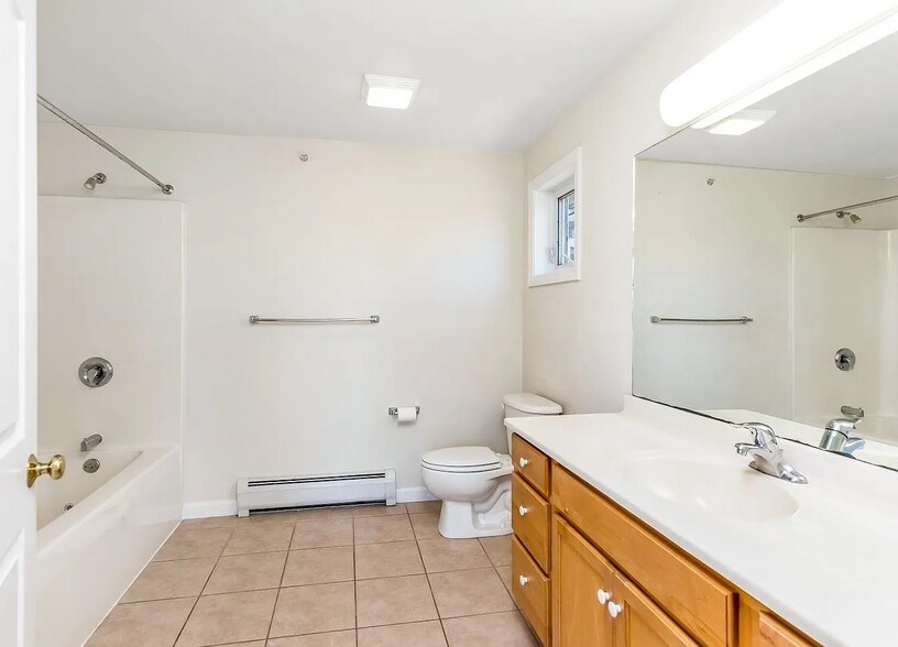 Master bath - 111 Claire Point Rd