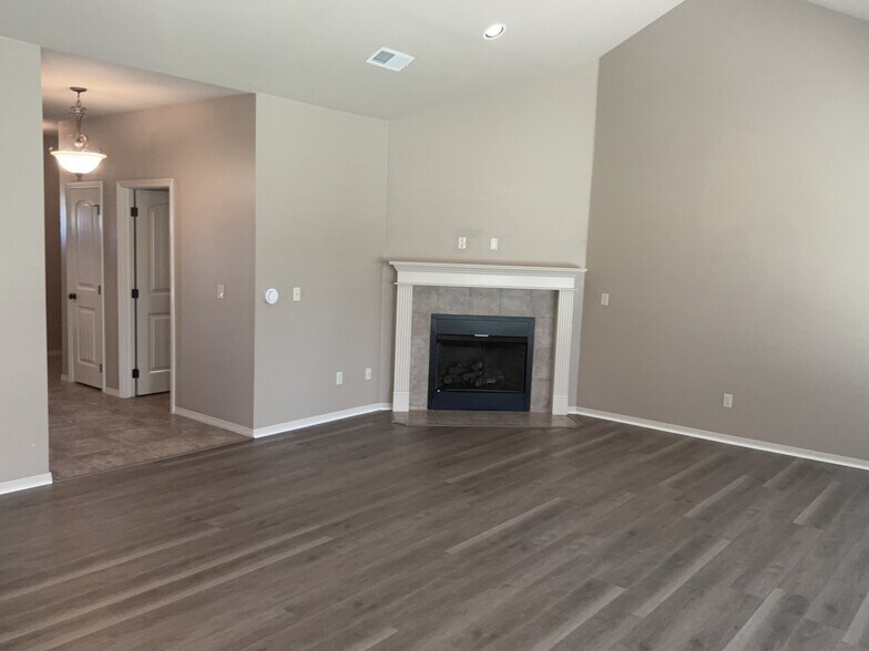 Building Photo - 14537 S Urbana Ct