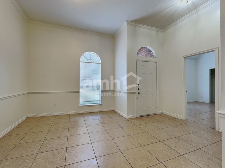 Building Photo - 6119 Old Farmhouse Ln