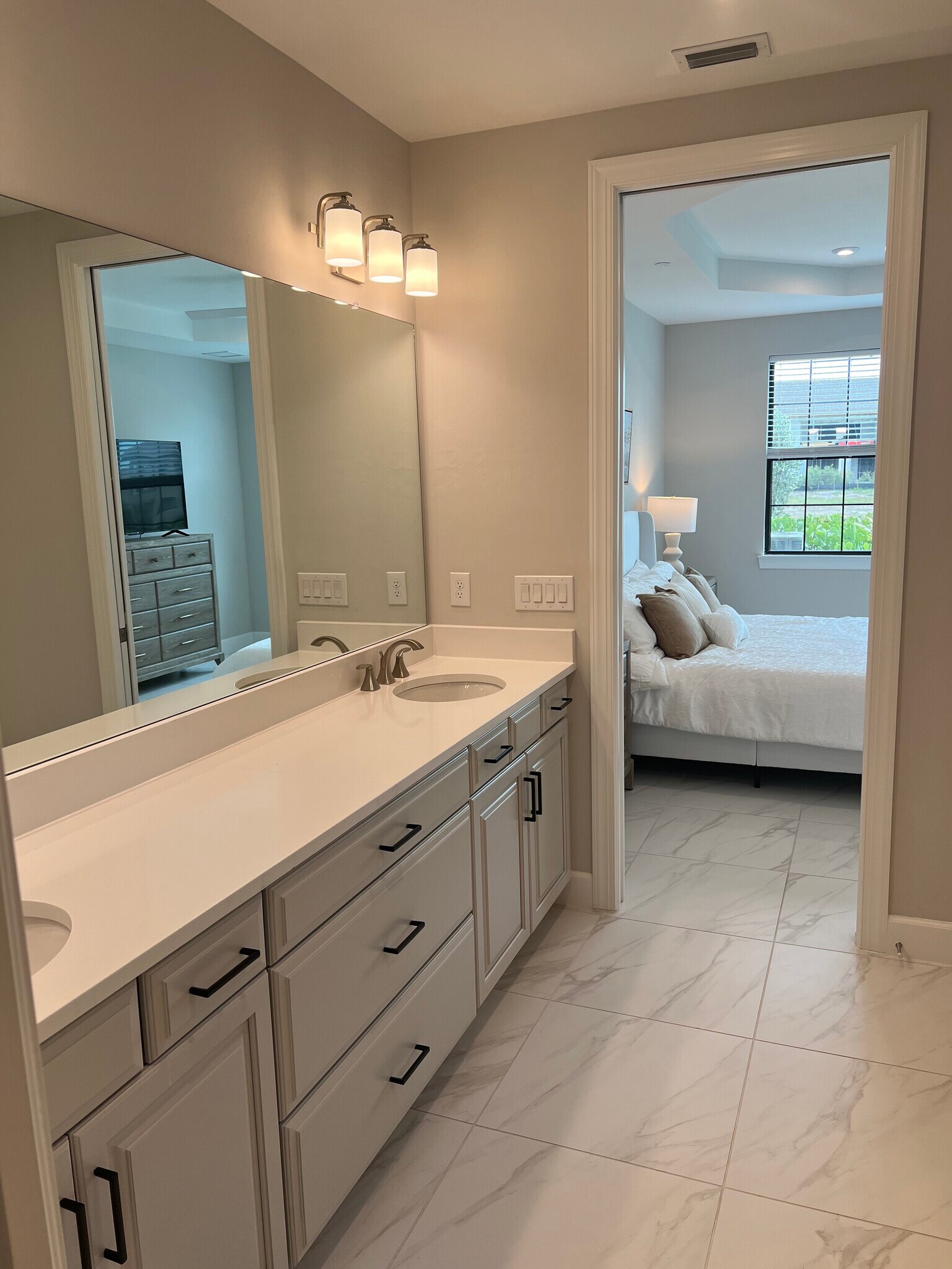 Building Photo - 15257 Zeno Way