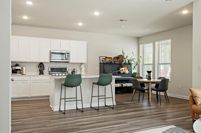 Building Photo - 8013 Lennon Dr