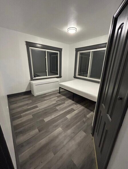 Building Photo - 142 Oak St