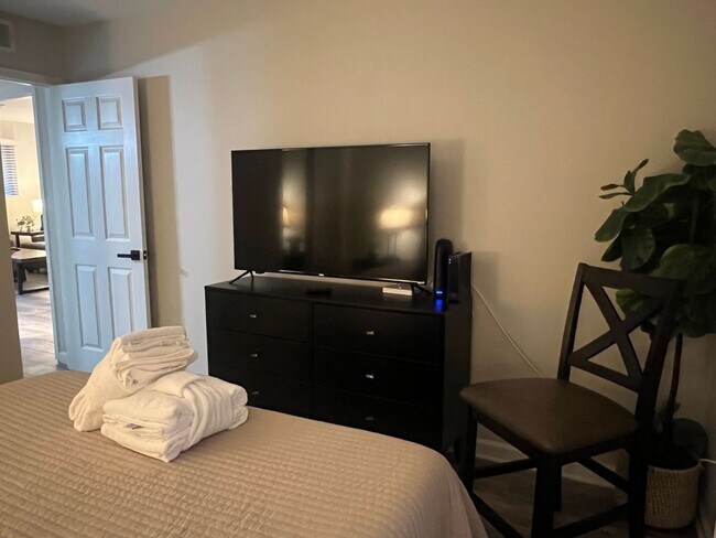 Building Photo - Furnished Updated Condo on HHI - Walk to the Beach!