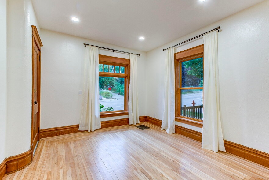 Huge windows - 1322 NE Lowry Ave