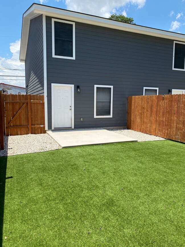 Building Photo - 1654-SH