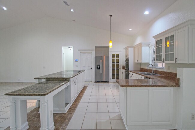 Building Photo - 10690 Barn Rd