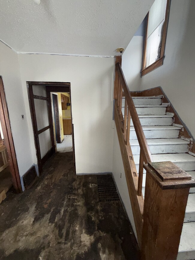 Building Photo - 111 E Livingston Dr