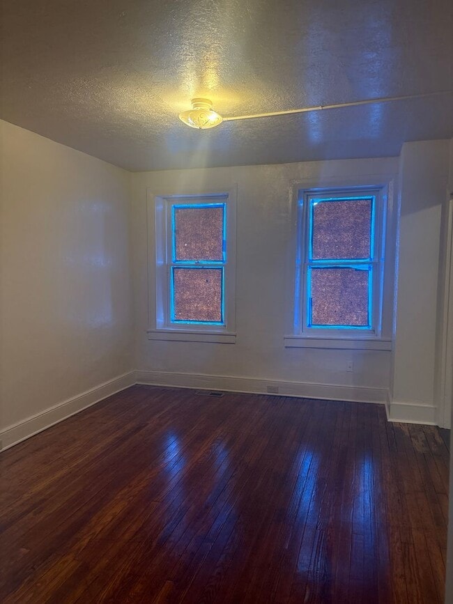 Building Photo - 3 Bedroom House, Parking, Yard-York City SD