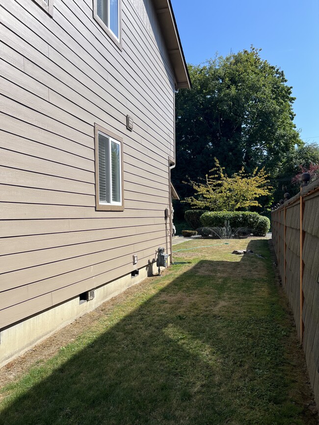 Building Photo - 720 14th Ave SE