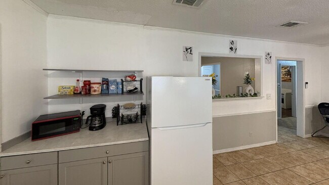 Building Photo - 738 Carondelay Dr