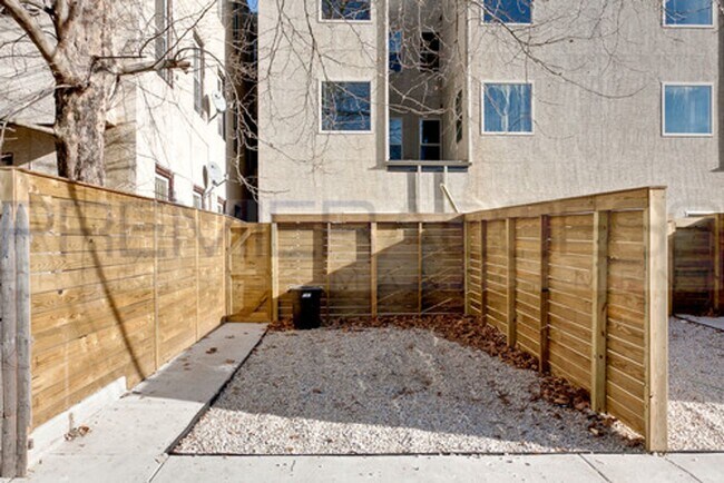 Building Photo - Queen Village Townhome with Parking