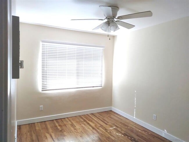 Building Photo - 2 BED 1 BATH Duplex Including 1 Car Garage in KENSINGTON