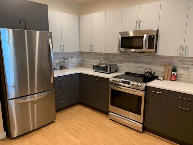Building Photo - South Lake Union / Queen Anne Condo at the...