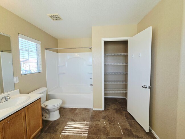 Building Photo - ACCEPTS SECTION 8 - BEAUTIFUL MUST SEE 3BD/2BA IN SOUTHWEST