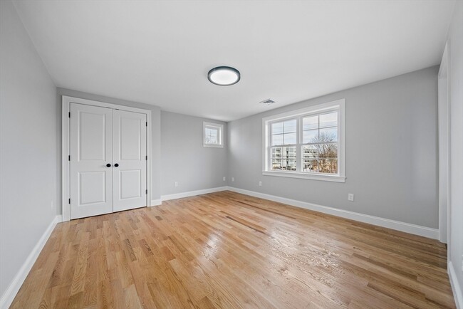 Building Photo - 473 Newport Ave