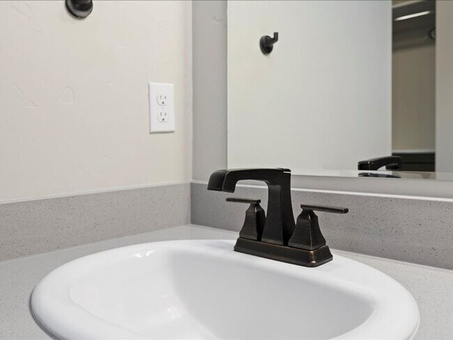 Building Photo - Free September Rent!  Beautiful Newer 4 Bed, 3 Bath located in the heart of Meridian - available ...