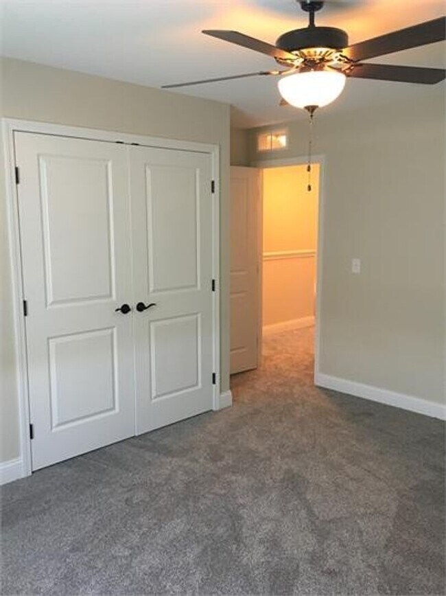 Building Photo - 3-bedroom Townhome Available for July!