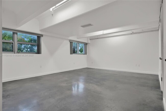 Building Photo - 4332 Collins Ave