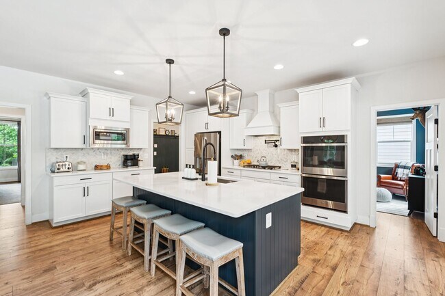 Building Photo - Impressive 6 Bed 4.5 Bath Single-Family Ho...